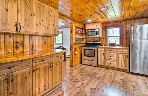 Hydeville Cabin | Cozy Castleton Cabin with Fire Pit + Water Access!