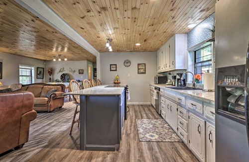 Sevierville House | Cozy Chic Escape with Deck 4 Miles to Pigeon Forge!