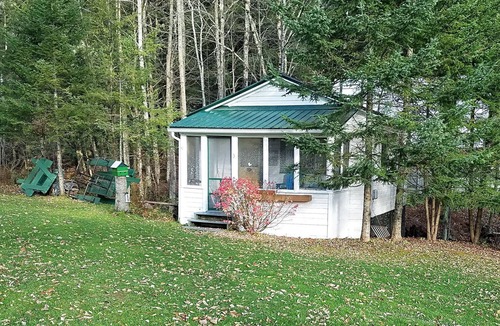 Barton Cottage | Cozy Cottage, Dog Friendly, Close to beach, Natural Wood, Waterfall on site