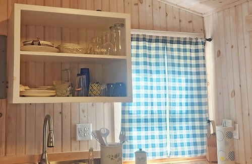 Barton Cottage | Cozy Cottage, Dog Friendly, Full Kitchen, Close to Beach, on Site Waterfall