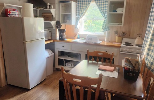 Barton Cottage | Cozy Cottage, Dog Friendly, Natural Wood, Full Kitchen, Sleeps 4, Close to Beach