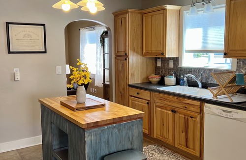 Redmond House | Cozy Cottage in Downtown Redmond