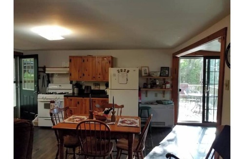 Bridport Cottage | Cozy cottage on lake Champlain
