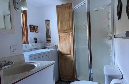 Poultney House | Cozy cottage on Lake St. Catherine with gorgeous sunset views