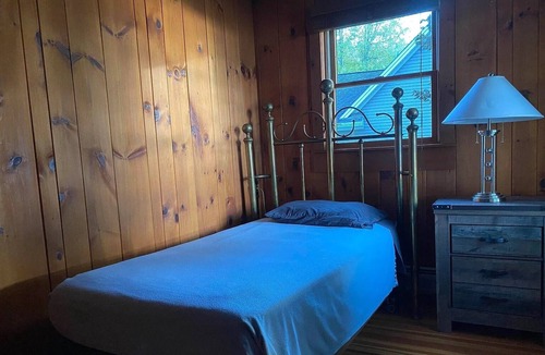 Poultney House | Cozy cottage on Lake St. Catherine with gorgeous sunset views
