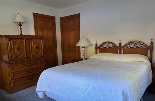 Poultney House | Cozy cottage on Lake St. Catherine with gorgeous sunset views