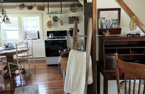Greenwich Cottage | Cozy Country Cottage located in Greenwich, NY
