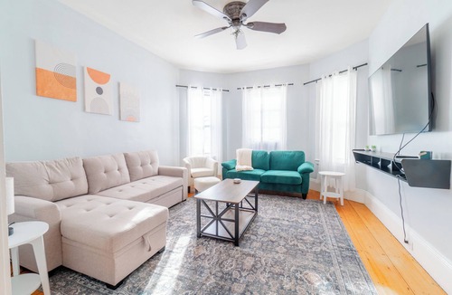 Somerville House | Cozy Davis SQ 4BDs/Free Parking/7 Min to Harvard & MIT/5 Min Walk-Train Station