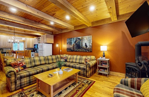 Jeffersonville Condo | Cozy dog-friendly condo w/mtn views, deck, grill, fireplace, firepit, cornhole