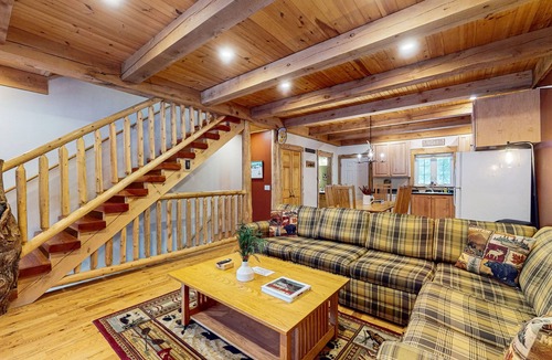 Jeffersonville Condo | Cozy dog-friendly condo w/mtn views, deck, grill, fireplace, firepit, cornhole