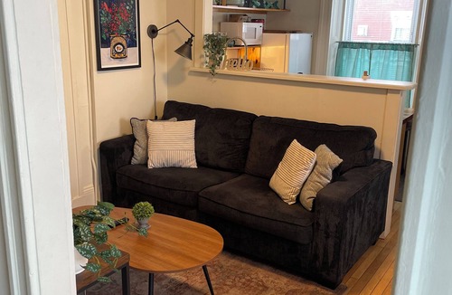 Old North End Apartment | Cozy Downtown Retreat - 5 min walk to Church St