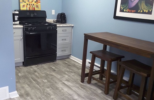 Marshall-Shadeland House | Cozy escape close to downtown, stadiums & parks