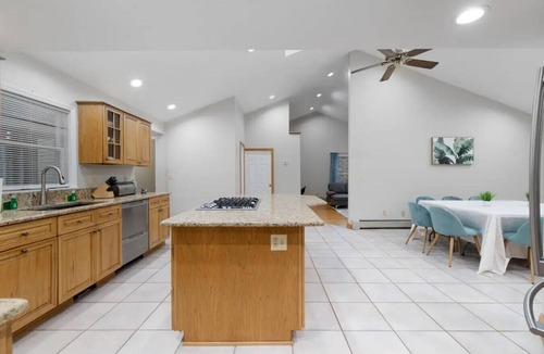 Town of Ramapo House | Cozy Fall Home with 4BR and Fireplace Near NYC