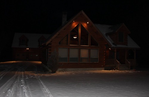 Tinmouth Cabin | Cozy Family-friendly Log Cabin With 25ft Interior Fireplace + Modern Amenities.