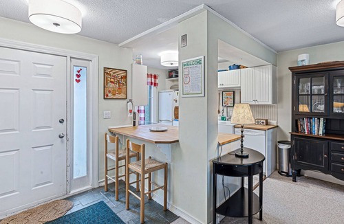 Quechee Condo | Cozy Fireplace, Pets, Club Access! - Saltbox 9A