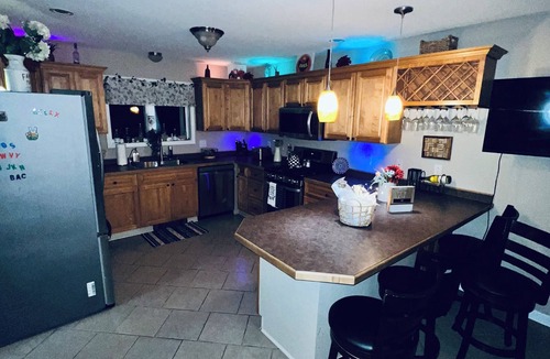 West Valley House | Cozy hillside retreat with a private backyard. 6 mins from the village