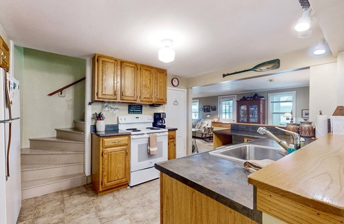 Castleton House | Cozy home with lake front property, views, bbq, dock, kayak, wifi, TV, w/d