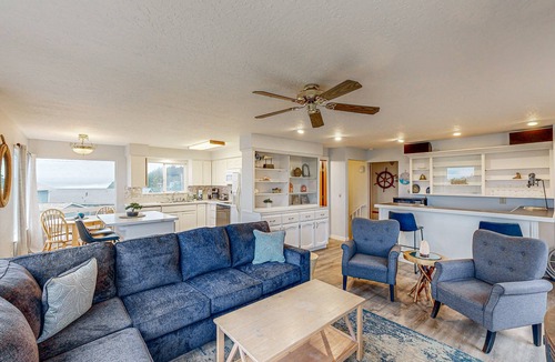 Nelscott House | Cozy house close to beach - hot tub & ocean views