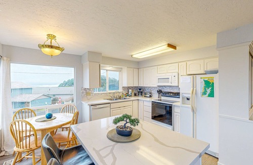 Nelscott House | Cozy house close to beach - hot tub & ocean views