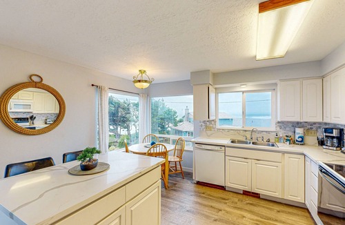 Nelscott House | Cozy house close to beach - hot tub & ocean views