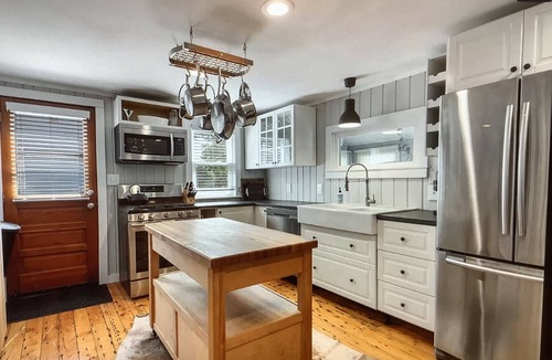 St. Albans House | Cozy house on Lake Champlain, sunsets, dog friendly, 1.5 bath, kayaks, mooring