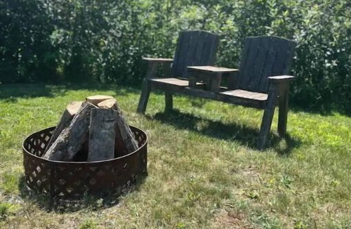 Whiting House | Cozy house with large fields, firepit and plenty of parking