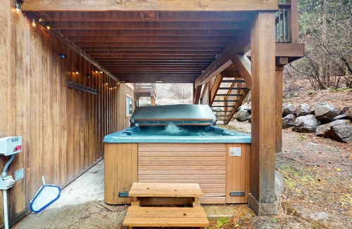 Roslyn Ridge Cabin | Cozy Lodge Retreat with Hot Tub, Fire Pit, Deck & Spacious Workspaces