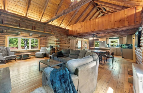 Boiceville Cabin | Cozy Log Cabin with Hot-Tub, Firepit & Prime Catskills Location