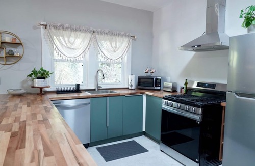 Westwood House | Cozy Modern 2 Bedroom House Near Downtown Cincinnati in Historic Westwood