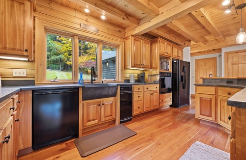 Brownsville Cabin | Cozy Modern Cabin w/Hot Tub & Beautiful View
