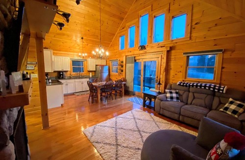 Twin Mountain Villa | Cozy modern log cabin in the White Mountains - AC - granite - less than 10 minutes from Bretton Woods
