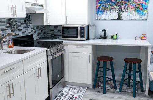 Lakeview Apartment | Cozy NYC on the Island