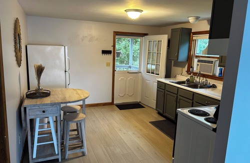 Clarendon Apartment | Cozy One-Bedroom Retreat with Mountain Views in charming Clarendon