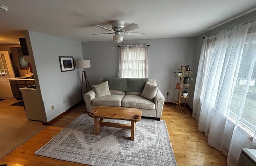 Clarendon Apartment | Cozy One-Bedroom Retreat with Mountain Views in charming Clarendon