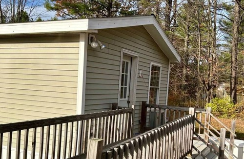 Middlebury House | Cozy Private Bedroom with Own Entrance - No Shower