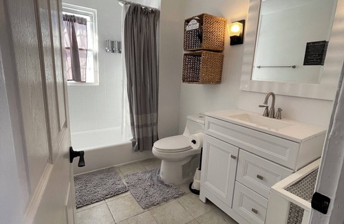 Hicksville Cabin | 🎀 Cozy Private Room 👣 Near LIRR & Shops 🛜 Fast Wi-Fi