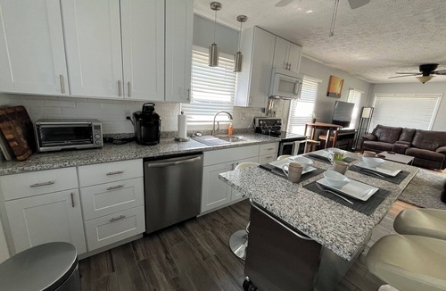 Middletown House | Cozy retreat next to Middletown Airport and Smith park