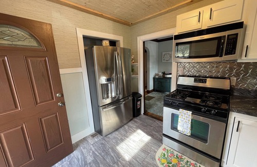 Spring Hill House | Cozy River Cottage