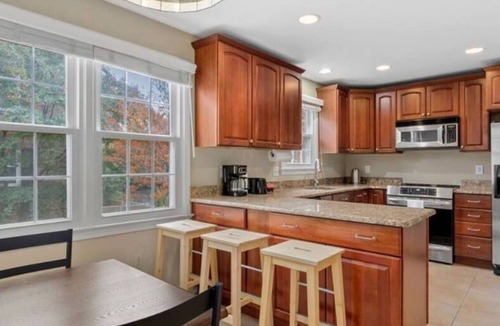 Wheaton House | Cozy Room with Attached Bathroom Hosted by Samri in Silver Spring Home