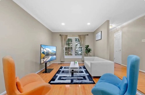 Wheaton House | Cozy Room with Attached Bathroom Hosted by Samri in Silver Spring Home