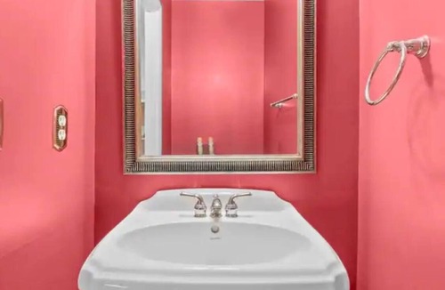 Wheaton House | Cozy Room with Attached Bathroom Hosted by Samri in Silver Spring Home