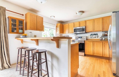 Holly House | Cozy Room with Heavenly Featherbed and Private Bath