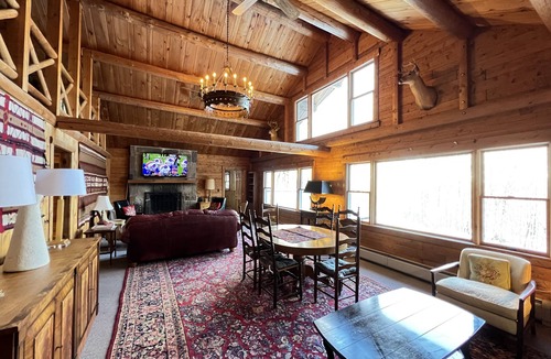 Stratton House | Cozy ski cabin, minutes to mountains