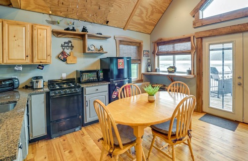 Washington County Cabin | Cozy South Bay Cabin w/Lake & Mountain Views