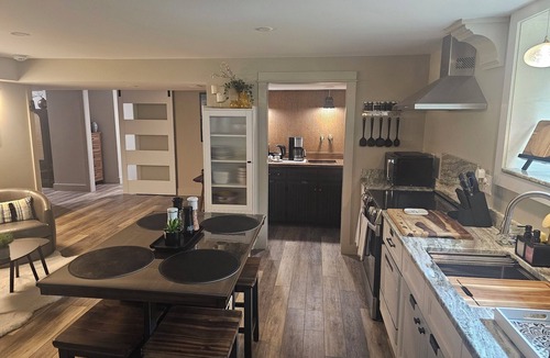Waterbury Apartment | Cozy spacious 1-bedroom apartment sleeps 3, with AC, walk to town. Near skiing.