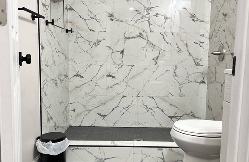 Brentwood House | Cozy Studio near major highways. 45mins from NYC & 60 mins from Hamptons.