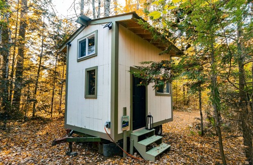 Center Conway Cottage | Cozy tiny house glamping In the white mountains!