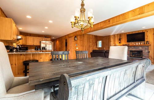 West Dover House | Cozy Vermont Summer House, Backyard & Firepit- 5 Min to Mt Snow- Spacious 4BR!