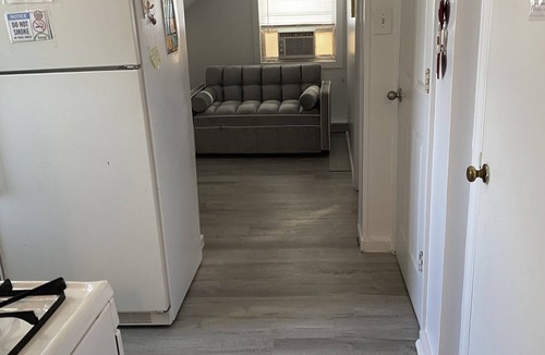 Livingston Apartment | Cozzy Get Away Priv. Apt/St BarnabaS Hosp/NYC/EWR