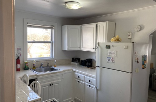 Livingston Apartment | Cozzy Get Away Priv. Apt/St BarnabaS Hosp/NYC/EWR